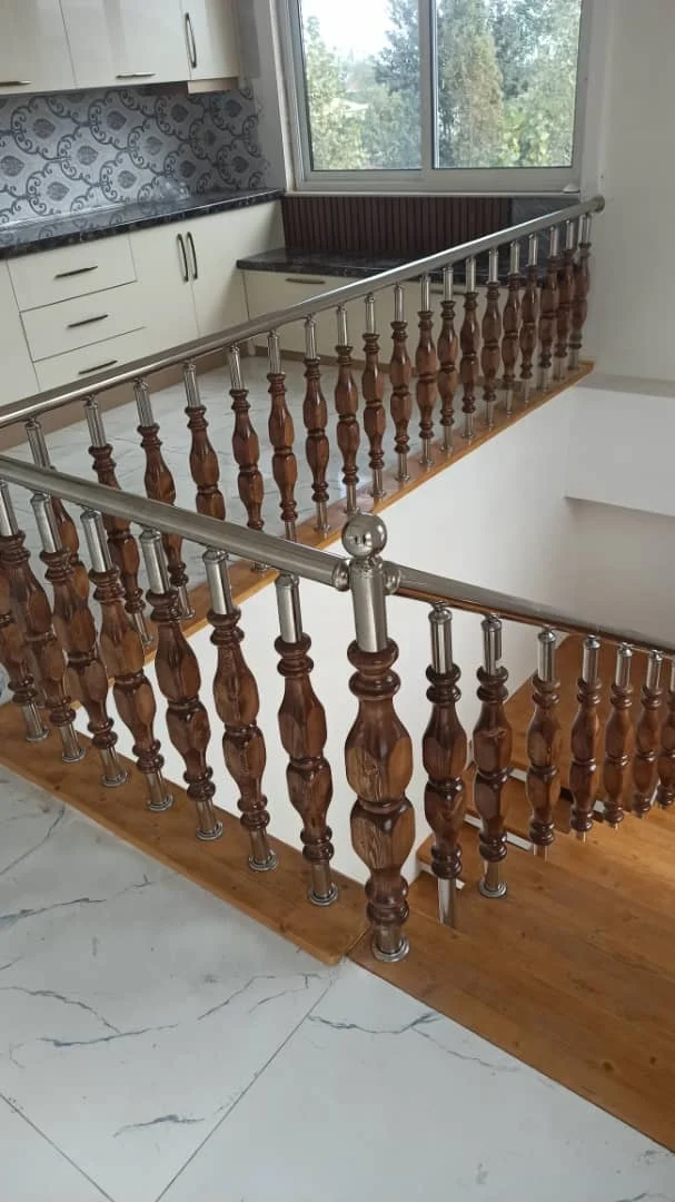 نرده با پایه چوبی